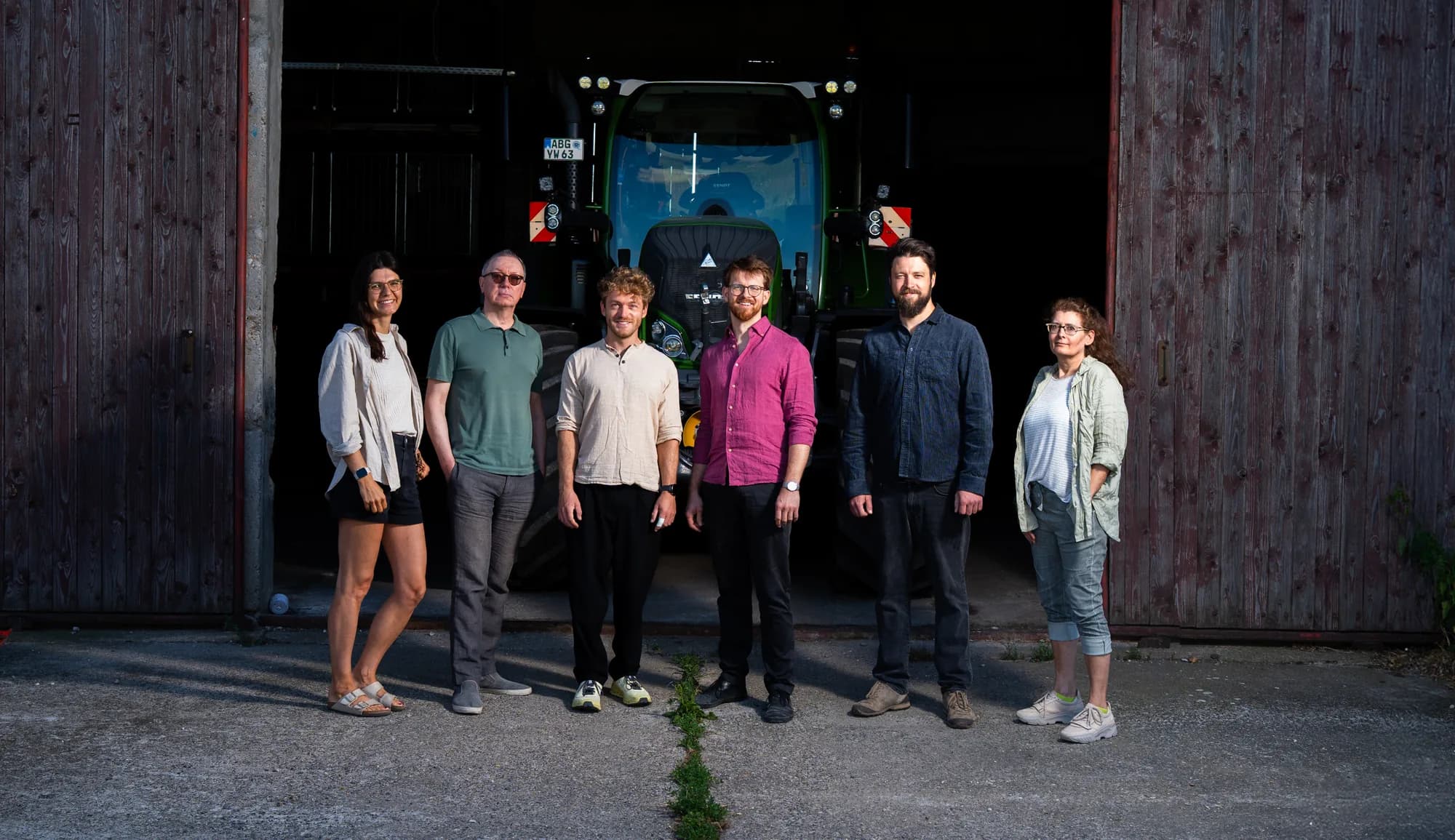 Das Team der FUSE GmbH vor der Produktionshalle in Mausitz